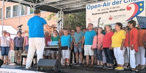 Farbenfroh zum Jubiläum: MommenTime begeistert beim Chorfestival in Nieder-Olm